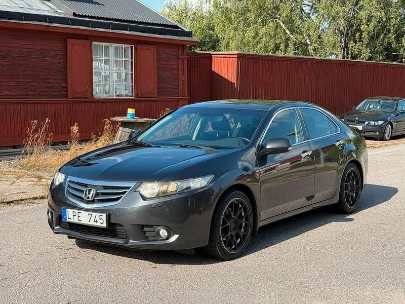 Grå Begagnad 2011 Honda Accord Elegance Sedan | 99 700 kr (Marknadspris) - Bild 1/4