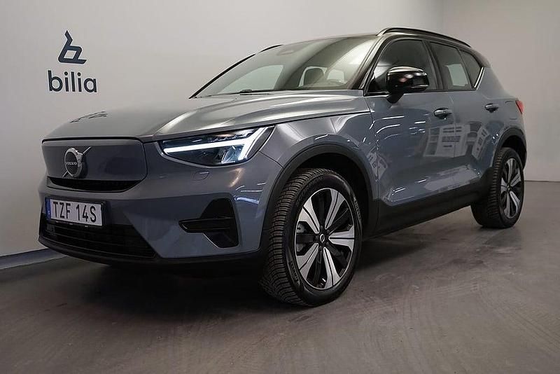 Grå Begagnad 2022 Volvo XC40 Core SUV | 339 500 kr - Bild 1/3