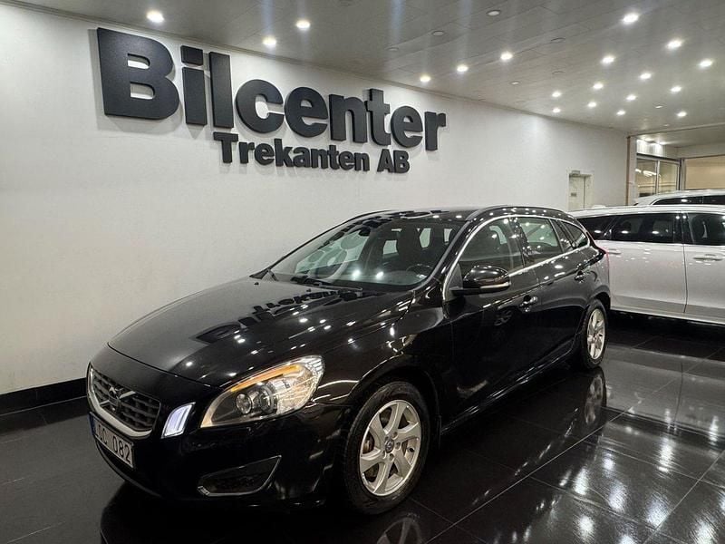Svart Begagnad 2010 Volvo V60 Momentum Kombi | 129 900 kr (Marknadspris) - Bild 1/4