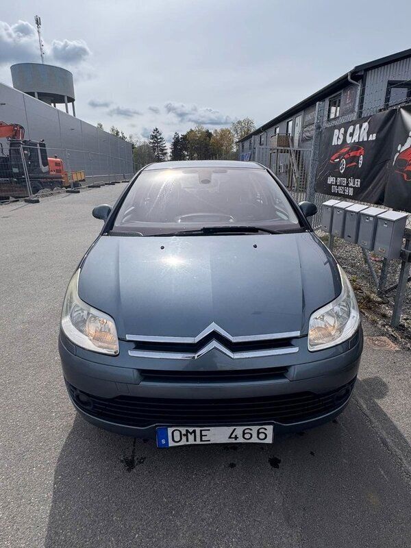 Mörkgrå (grå) Begagnad 2007 Citroën C4 Halvkombi | 22 500 kr (Marknadspris) - Bild 1/4