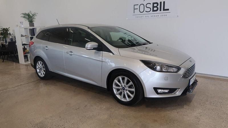 Grå Begagnad 2017 Ford Focus Titanium Kombi | 99 900 kr (Superpris) - Bild 1/3