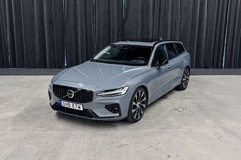 Grå Begagnad 2023 Volvo V60 Ultimate Kombi | 379 900 kr (Superpris) - Bild 1/4