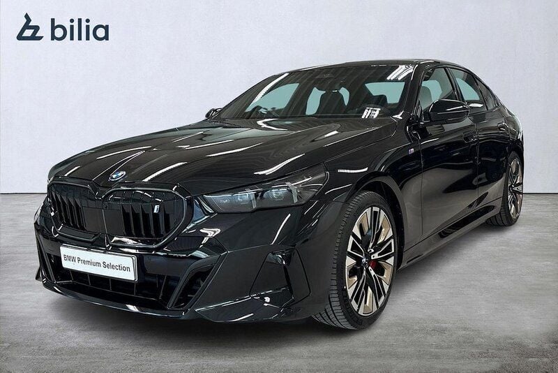 Svart Begagnad 2025 BMW i5 M Sport Sedan | 699 900 kr (Lite dyr) - Bild 1/4