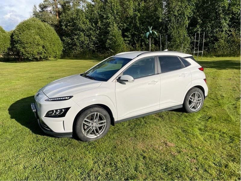 Vit Begagnad 2022 Hyundai Kona Essential SUV | 245 000 kr (Lite dyr) - Bild 1/4