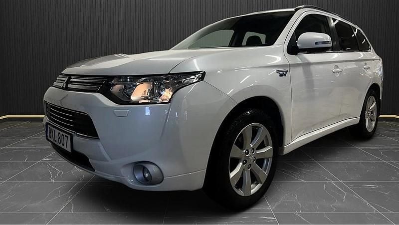 Begagnad Mitsubishi Outlander P-HEV 121 HK (88 kW) 2014 Vit SUV