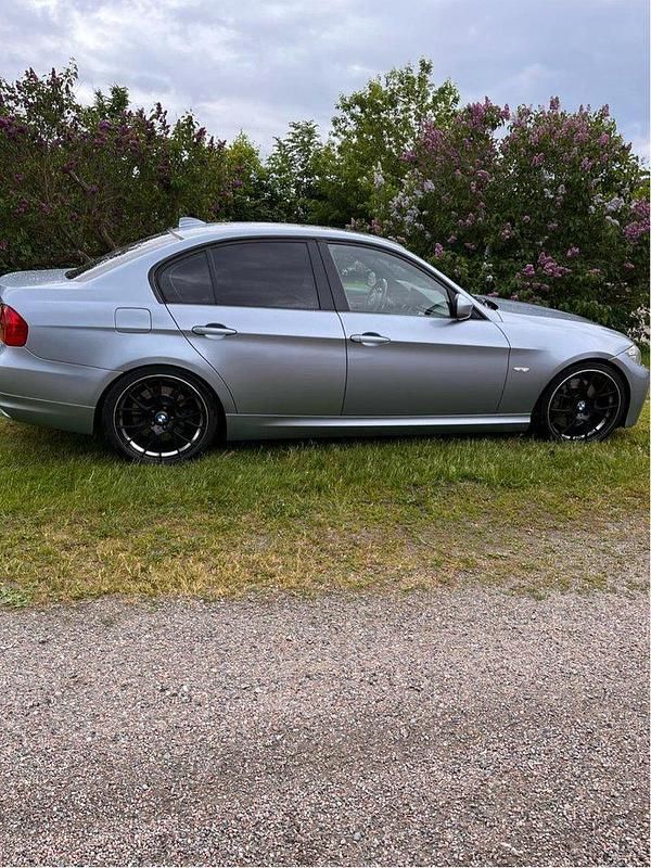 Blå Begagnad 2009 BMW 335 Comfort Edition Sedan | 138 900 kr (Bra pris) - Bild 1/4