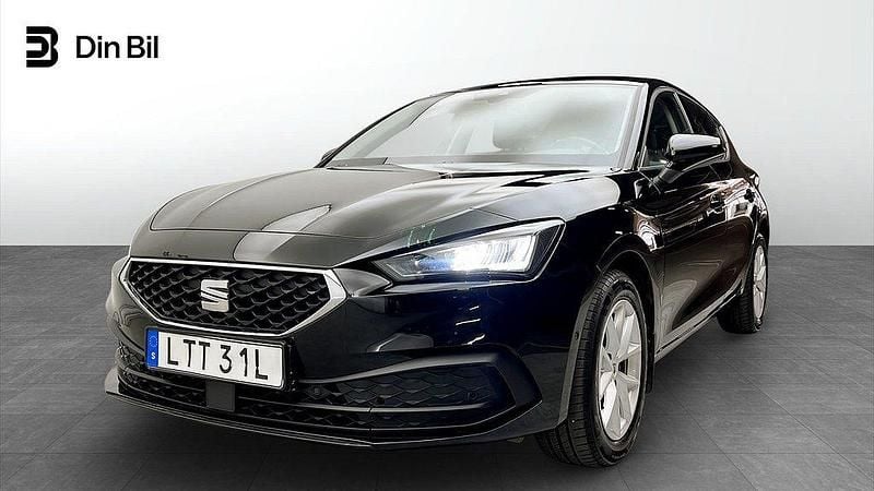 Svart (midnight black metallic) Begagnad 2021 Seat Leon Style Halvkombi | 184 900 kr (Marknadspris) - Bild 1/4