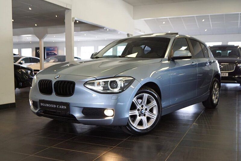 Blå Begagnad 2014 BMW 118 Halvkombi | 154 900 kr (Marknadspris) - Bild 1/4