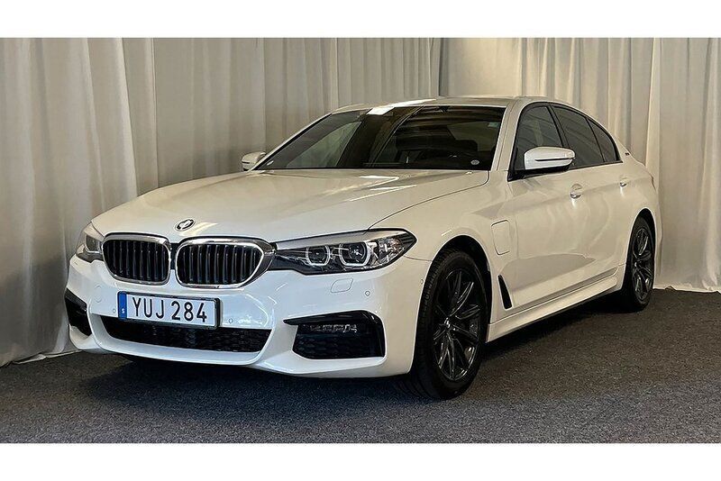 Vit Begagnad 2018 BMW 530e iPerformance Sedan | 314 900 kr (Marknadspris) - Bild 1/4