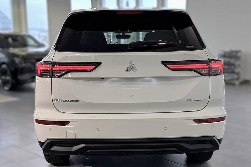 Ny Mitsubishi Outlander P-HEV Invite 306 HK (225 kW) 2025 Vit solid SUV