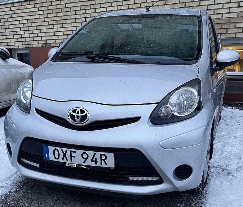 Grå Begagnad 2012 Toyota Aygo Halvkombi | 39 900 kr (Marknadspris) - Bild 1/4