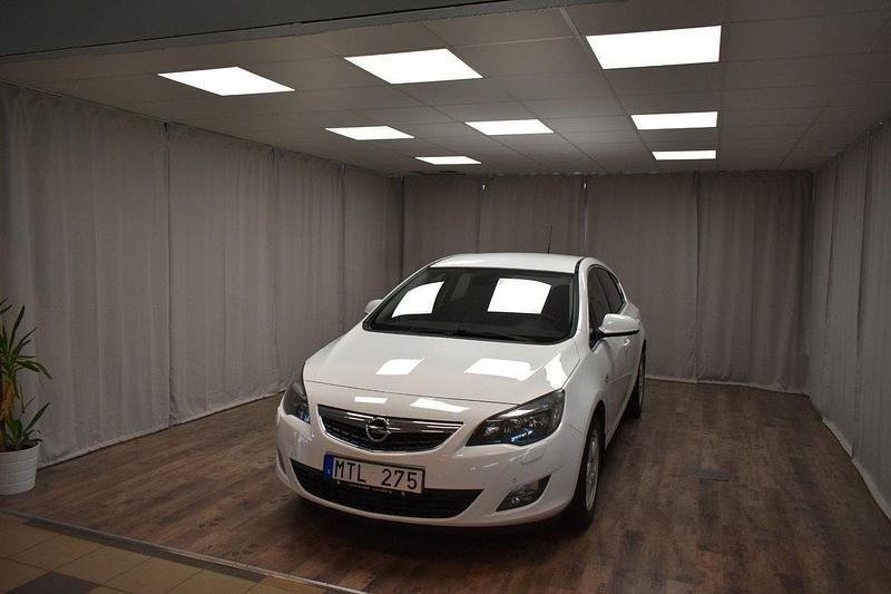 Vit Begagnad 2012 Opel Astra Enjoy Halvkombi | 49 900 kr (Bra pris) - Bild 1/3