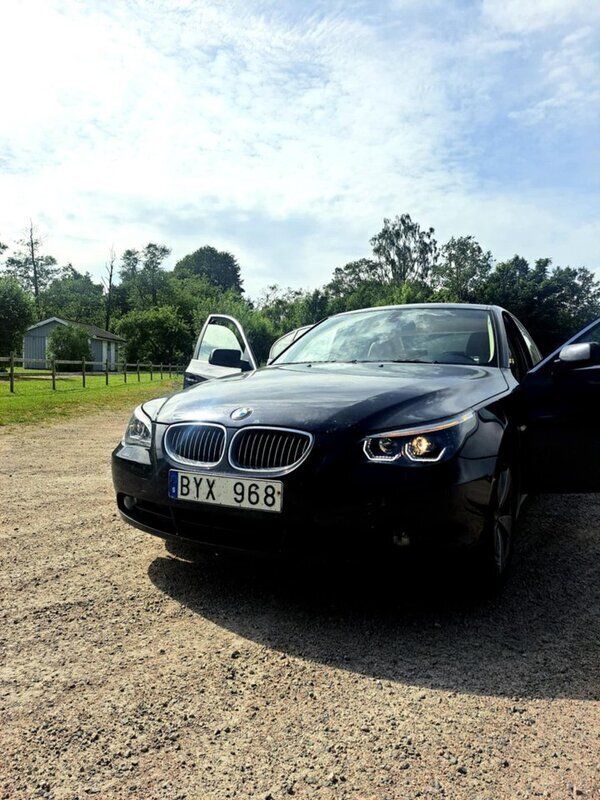 Blå Begagnad 2007 BMW 530 Sedan | 79 000 kr (Marknadspris) - Bild 1/4