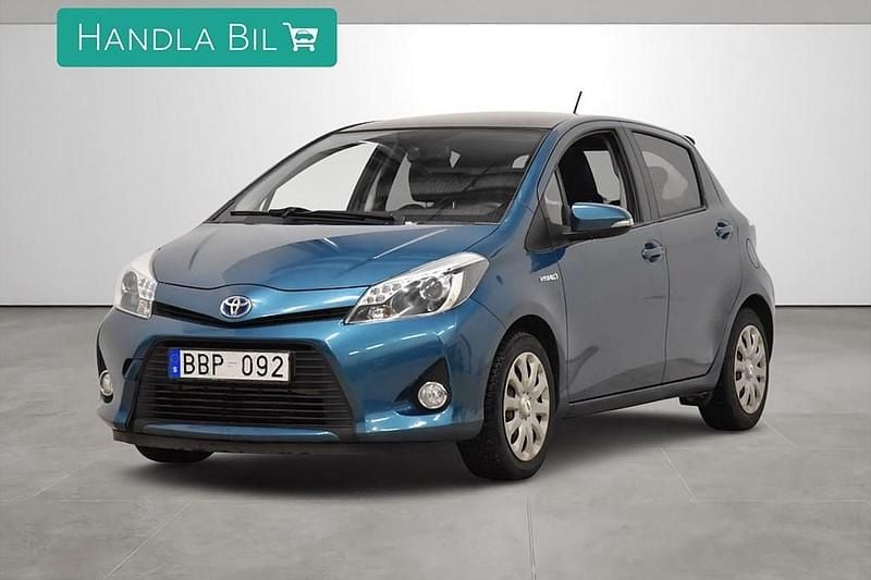Mörkgrön Begagnad 2013 Toyota Yaris Hybrid Style Halvkombi | 109 900 kr (Bra pris) - Bild 1/4