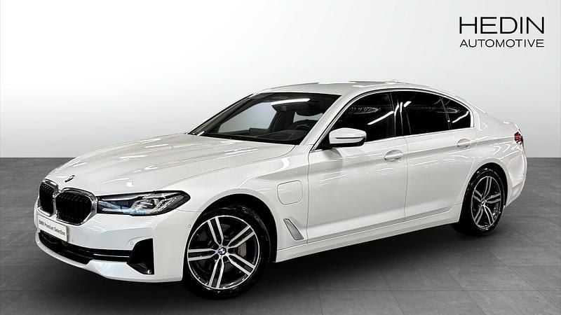 Vit (white) Begagnad 2021 BMW 530e Sedan | 328 700 kr (Bra pris) - Bild 1/4