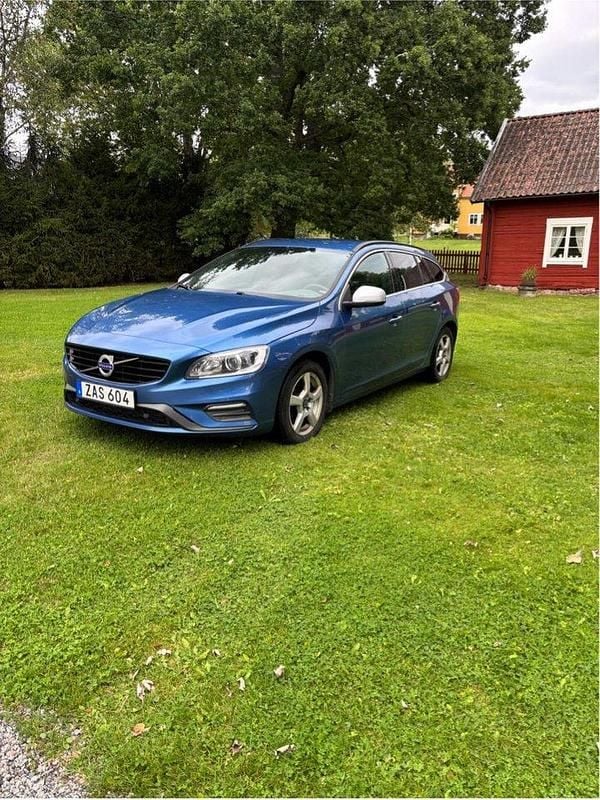 Blå Begagnad 2018 Volvo V60 R-Design Kombi | 150 000 kr (Superpris) - Bild 1/4