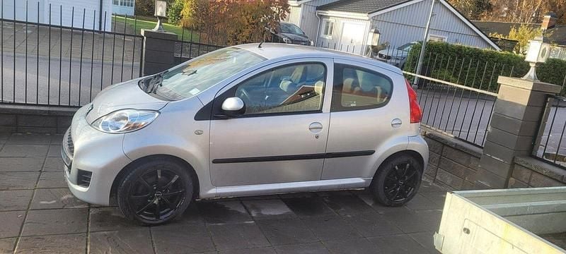 Grå Begagnad 2010 Peugeot 107 Halvkombi | 39 000 kr (Marknadspris) - Bild 1/4