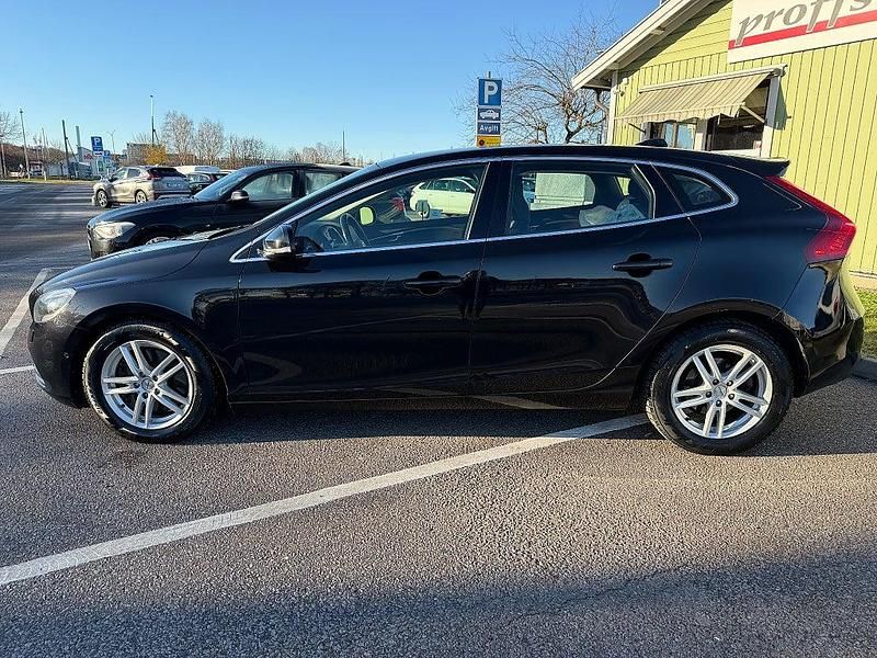 Begagnad Volvo V40 Momentum 150 HK (110 kW) 2013 Svart Halvkombi