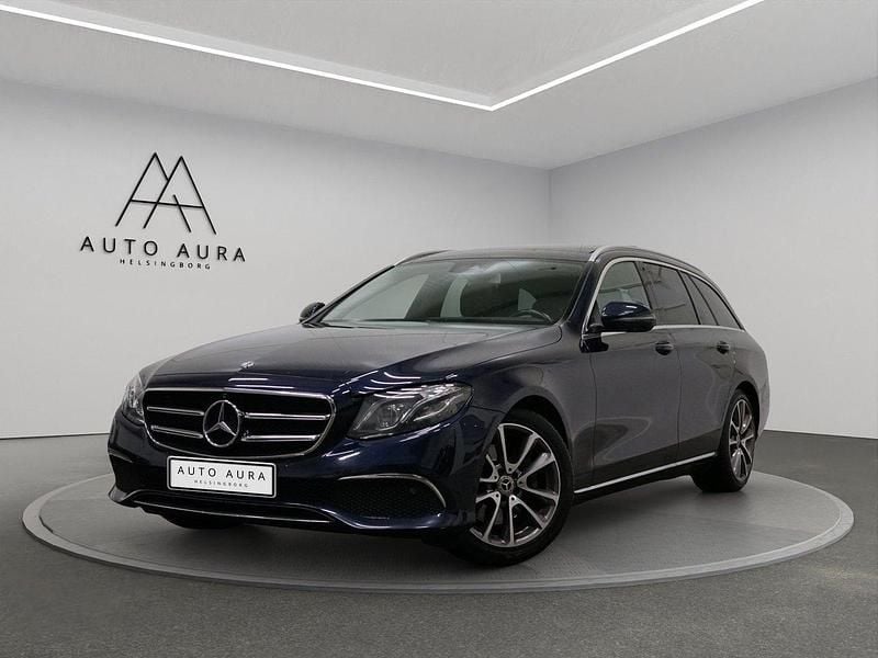 Mörkblå (blå metallic) Begagnad 2019 Mercedes E220 Avantgarde Kombi | 249 000 kr (Superpris) - Bild 1/4