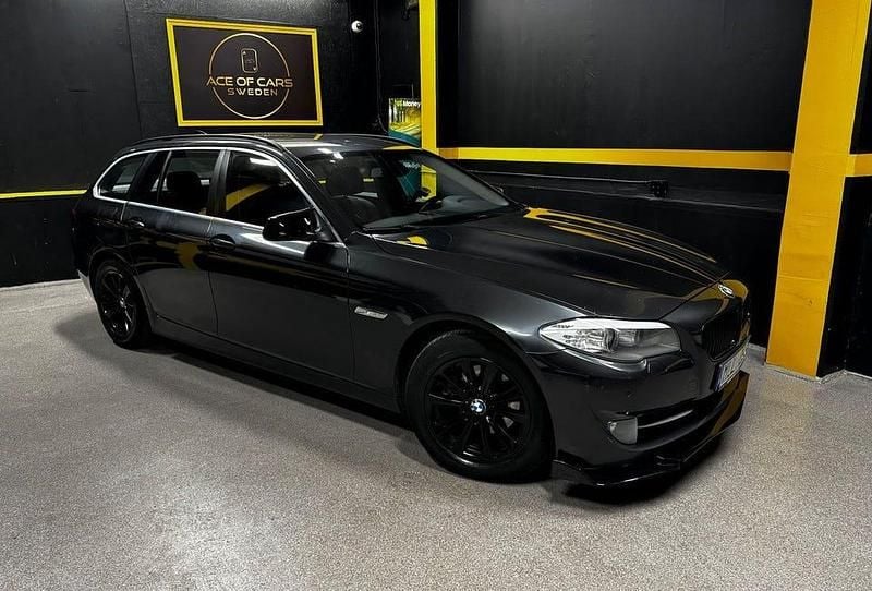 Grå Begagnad 2011 BMW 520 Kombi | 69 990 kr (Lite dyr) - Bild 1/4