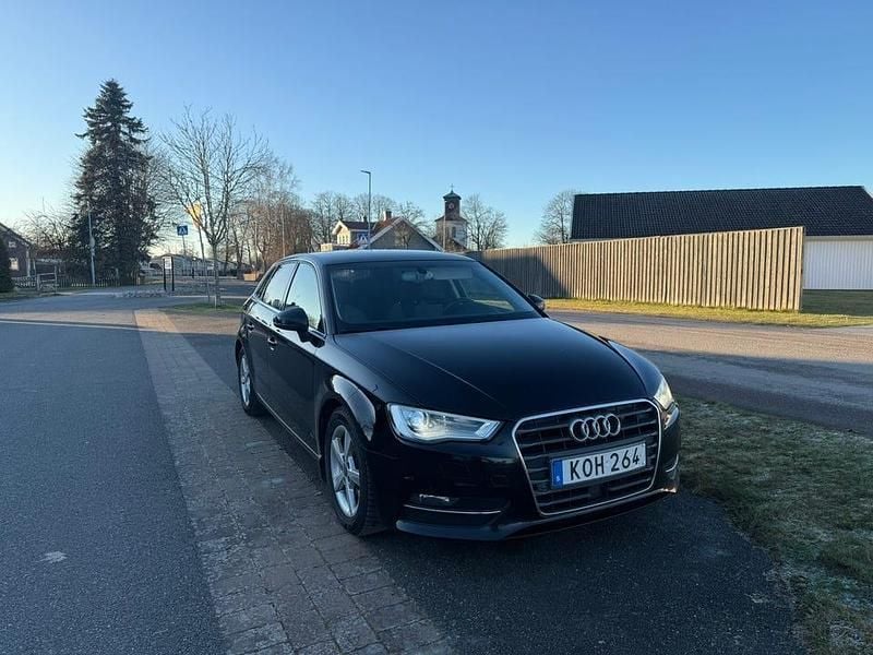 Svart Begagnad 2015 Audi A3 Sportback Halvkombi | 119 800 kr (Marknadspris) - Bild 1/4