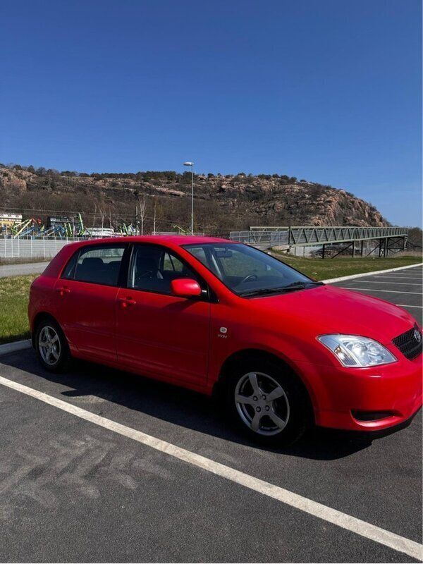 Röd Begagnad 2002 Toyota Corolla Halvkombi | 24 000 kr (Bra pris) - Bild 1/4