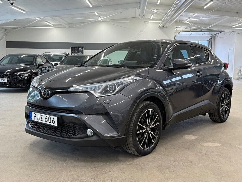 Mörkgrå (grå) Begagnad 2017 Toyota C-HR Multidrive S SUV | 169 900 kr (Marknadspris) - Bild 1/4