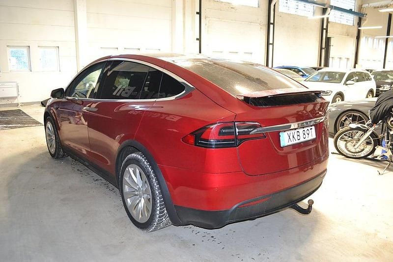 Begagnad Tesla Model X 567 kW (772 HK) 2018 Röd SUV