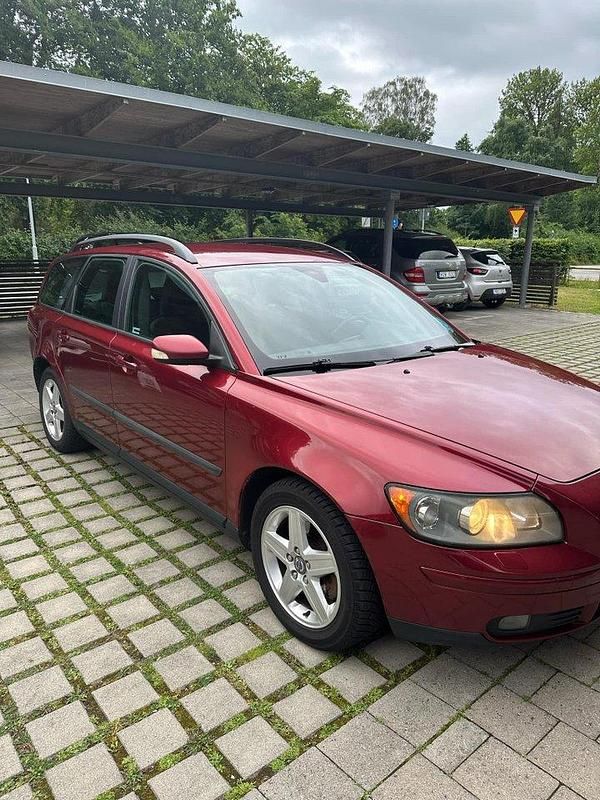 Röd Begagnad 2005 Volvo V50 Kombi | 18 000 kr - Bild 1/4