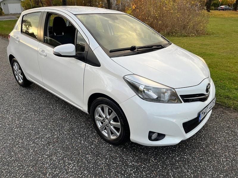 Vit Begagnad 2012 Toyota Yaris Halvkombi | 91 000 kr (Dyr) - Bild 1/4