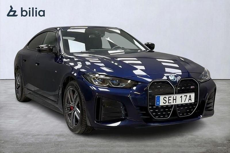 Tanzanitblå Begagnad 2024 BMW i4 M Sport Sedan | 539 000 kr (Bra pris) - Bild 1/4