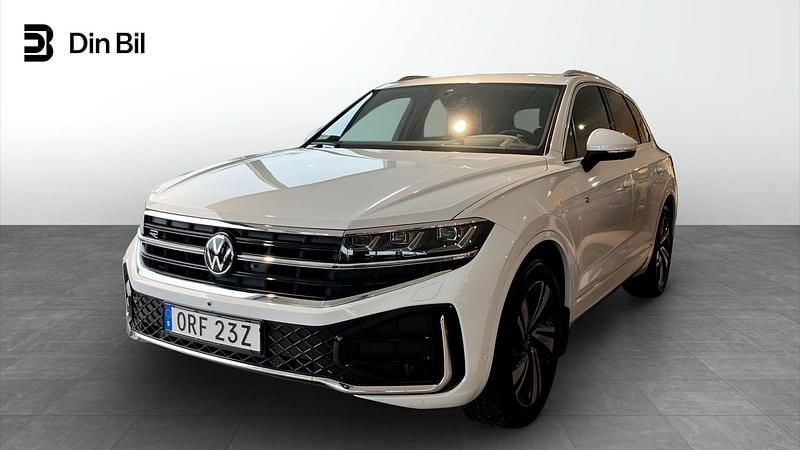 Vit Begagnad 2025 VW Touareg R-line SUV | 769 900 kr (Marknadspris) - Bild 1/4
