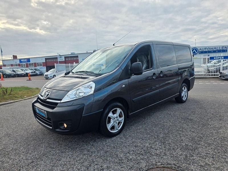 Mörkgrå (grå) Begagnad 2013 Toyota Proace Van | 54 900 kr (Marknadspris) - Bild 1/4