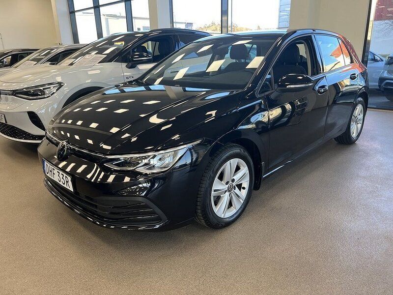 Deep black pearl Begagnad 2022 VW Golf VIII Life Halvkombi | 219 900 kr (Marknadspris) - Bild 1/4