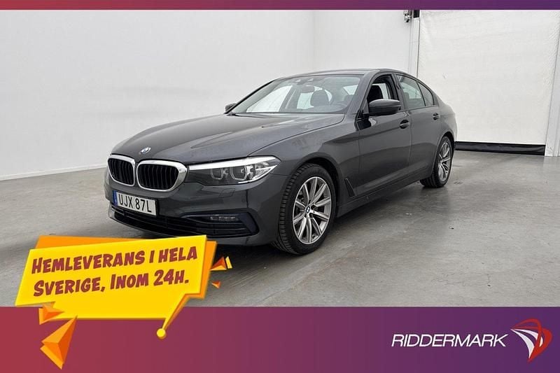 Grå Begagnad 2019 BMW 520 Sport Line Sedan | 284 800 kr (Superpris) - Bild 1/3