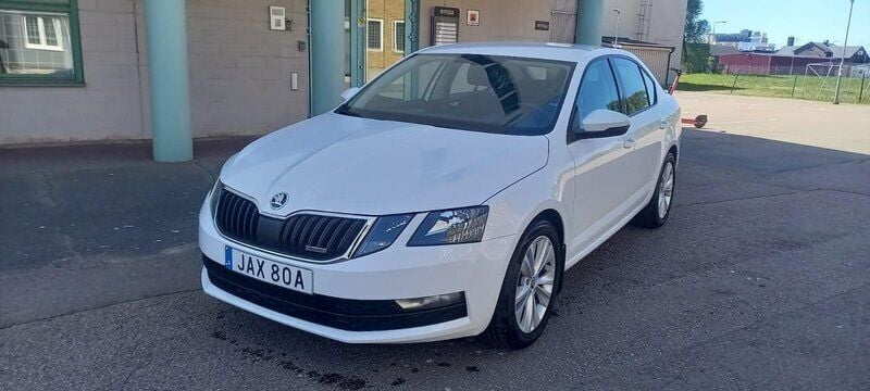 Vit Begagnad 2018 Skoda Octavia Halvkombi | 160 000 kr (Marknadspris) - Bild 1/4