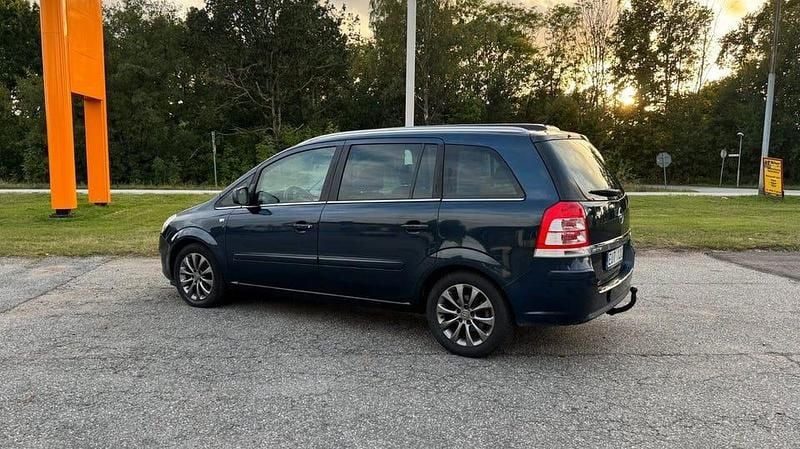 Begagnad Opel Zafira 125 HK (91 kW) 2010 Blå Minibuss