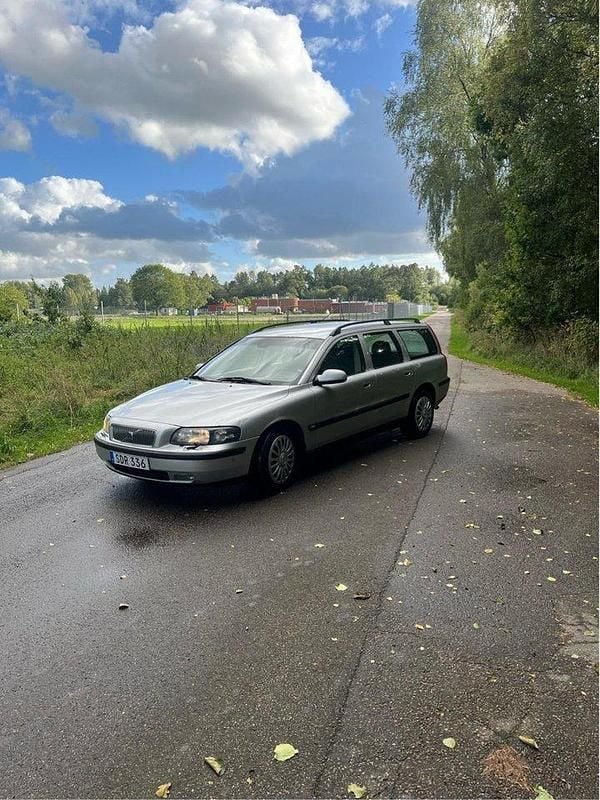 Grå Begagnad 2001 Volvo V70 Business Edition Kombi | 15 000 kr (Bra pris) - Bild 1/4