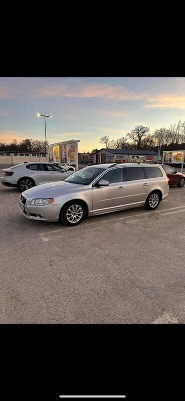 Grå Begagnad 2013 Volvo V70 Momentum Kombi | 90 000 kr (Marknadspris) - Bild 1/4