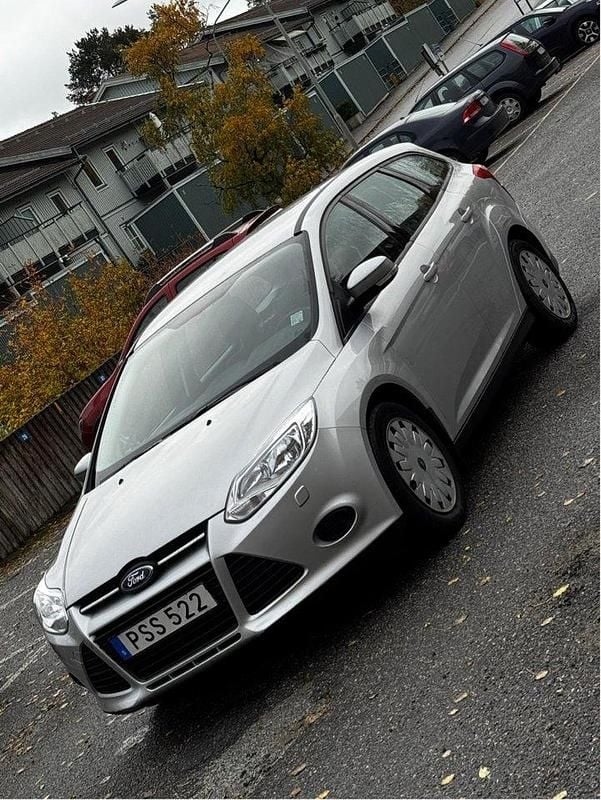 Grå Begagnad 2014 Ford Focus Trend Kombi | 62 000 kr (Superpris) - Bild 1/4