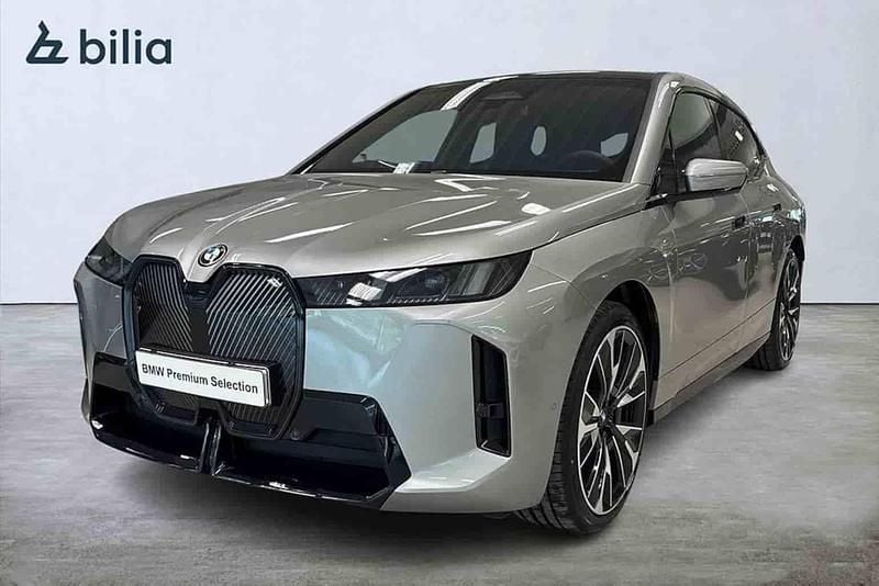 Grå Begagnad 2026 BMW iX SUV | 979 900 kr - Bild 1/1