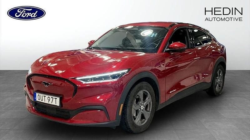 Röd Begagnad 2022 Ford Mustang Mach-E Standard Range SUV | 329 900 kr (Marknadspris) - Bild 1/4