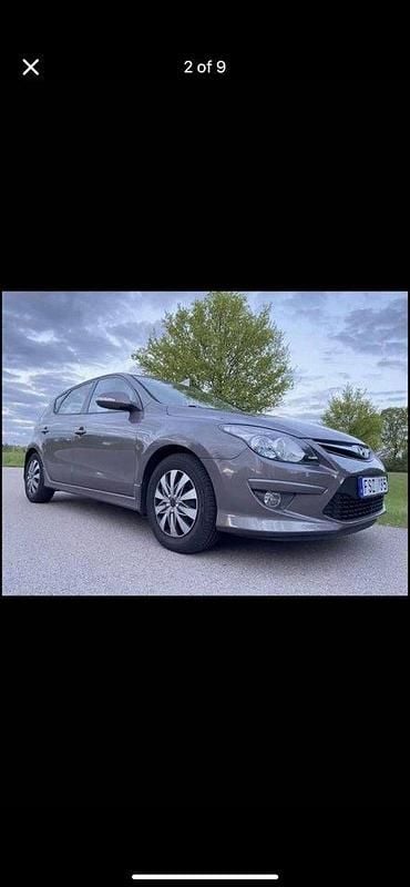 Grå Begagnad 2011 Hyundai i30 Halvkombi | 37 000 kr (Marknadspris) - Bild 1/4