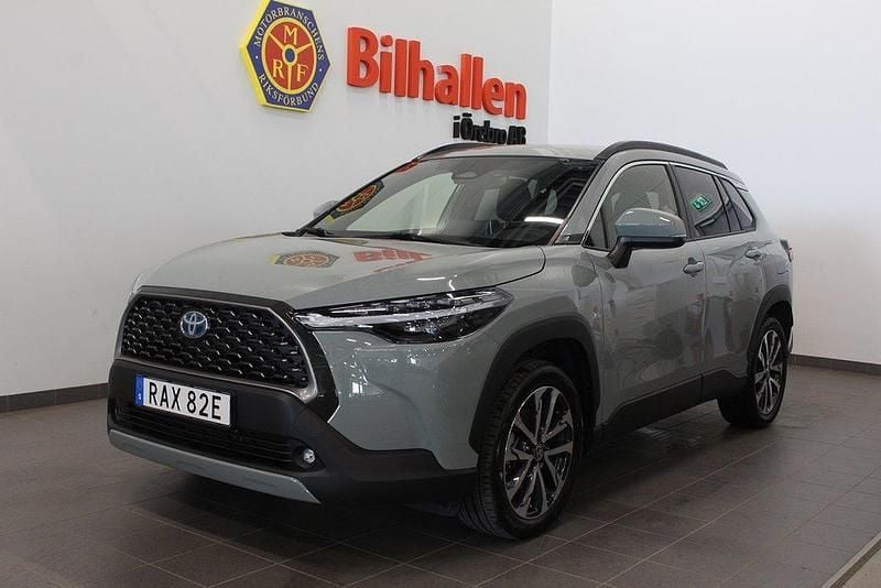 Grön Begagnad 2023 Toyota Corolla Cross Style SUV | 359 900 kr (Marknadspris) - Bild 1/4