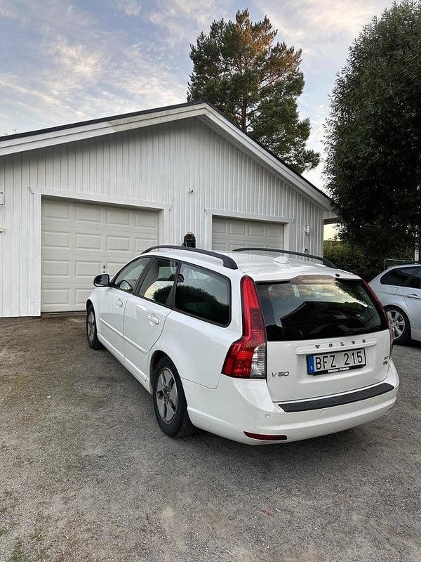 Vit Begagnad 2010 Volvo V50 Momentum Kombi | 50 000 kr (Marknadspris) - Bild 1/4