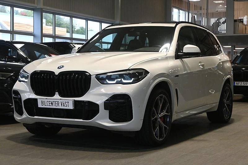 Vit (alpinvit) Begagnad 2022 BMW X5 M Sport SUV | 629 000 kr (Marknadspris) - Bild 1/4