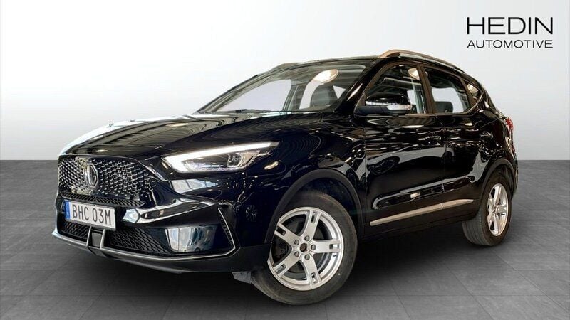 Svart (black) Begagnad 2021 MG ZS Luxury Sedan | 244 900 kr (Superpris) - Bild 1/4