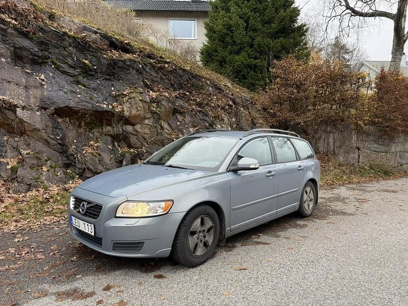 Blå Begagnad 2011 Volvo V50 Drive Kinetic Kombi | 22 000 kr (Superpris) - Bild 1/2