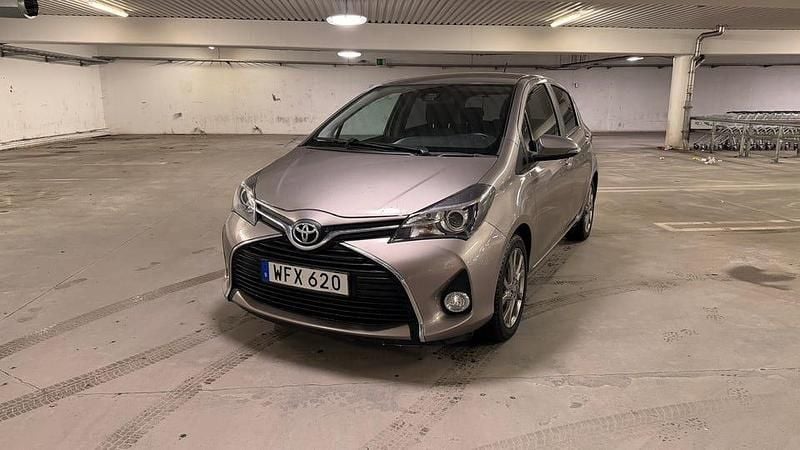 Gray metallic Begagnad 2016 Toyota Yaris | 137 000 kr (Lite dyr) - Bild 1/4