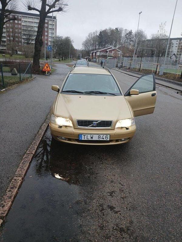Gul Begagnad 2003 Volvo V40 Kombi | 8 000 kr (Marknadspris) - Bild 1/1